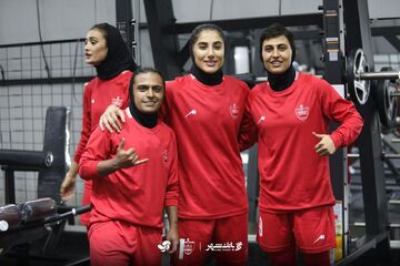 دختران با روحیه پرسپولیس در سالن وزنه‌ +عکس
