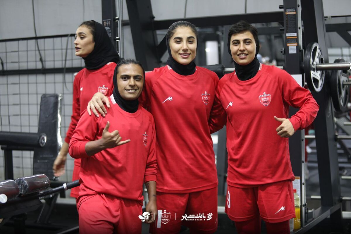 دختران با روحیه پرسپولیس در سالن وزنه‌ +عکس