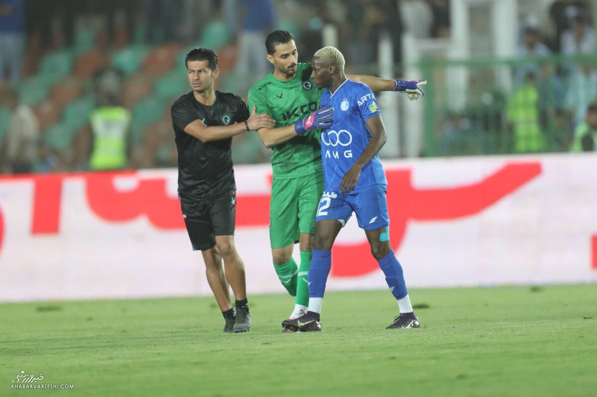 ویدیو| درگیری بازیکنان استقلال با یک پرسپولیسی/ کادر فنی دو تیم وارد معرکه شدند