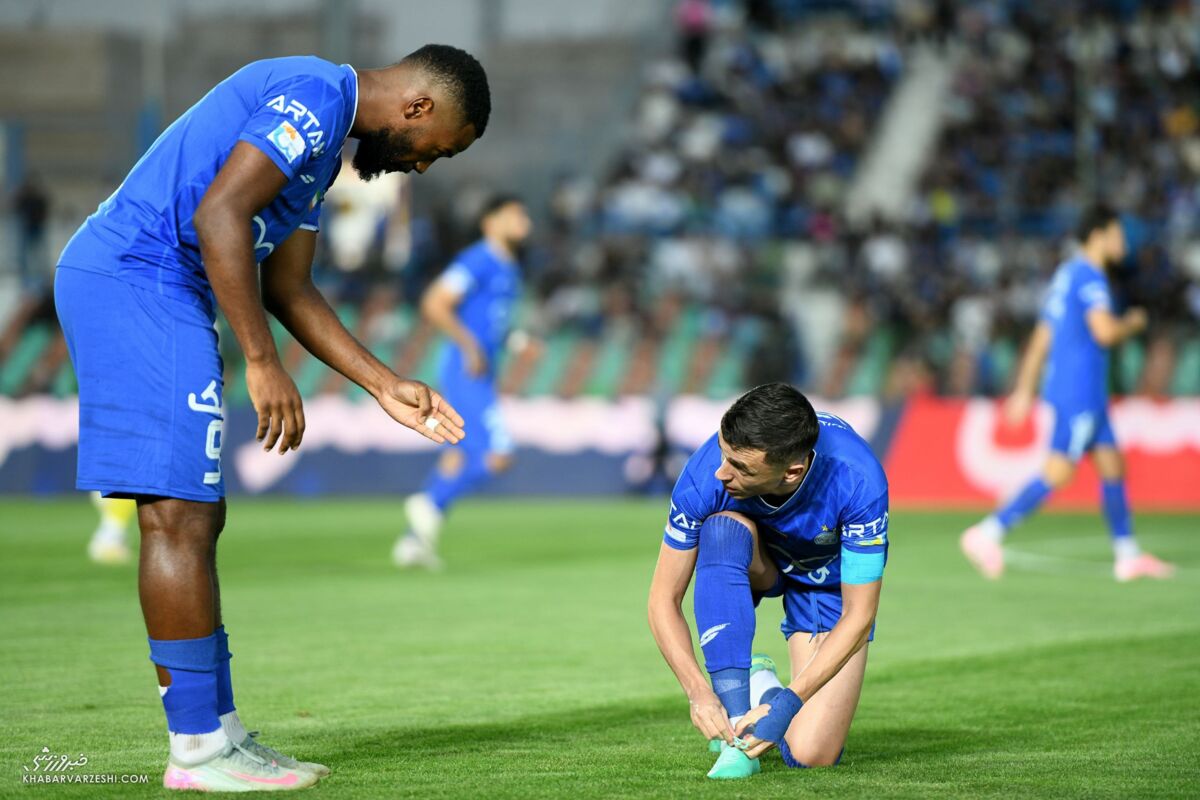 ویدیو| نازون با یک بازیکن استقلال داداشی شد!/ مهاجم هائیتی فارسی بلد است! ویدیو| نازون با یک بازیکن استقلال داداشی شد!/ مهاجم هائیتی فارسی بلد است!