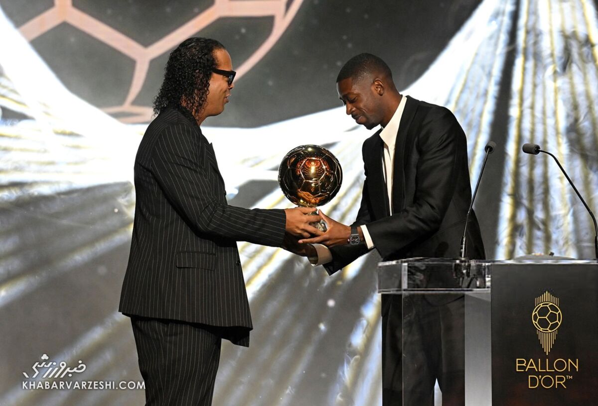 اهدای توپ طلا ۲۰۲۵ به عثمان دمبله توسط رونالدینیو