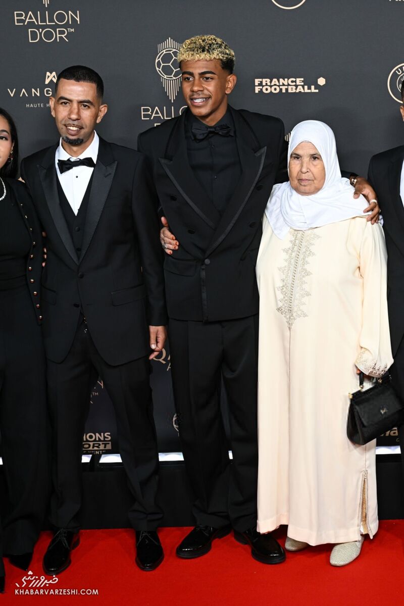 لامین یامال و پدرش منیر نصراوی و مادربزرگش در مراسم توپ طلا 2025