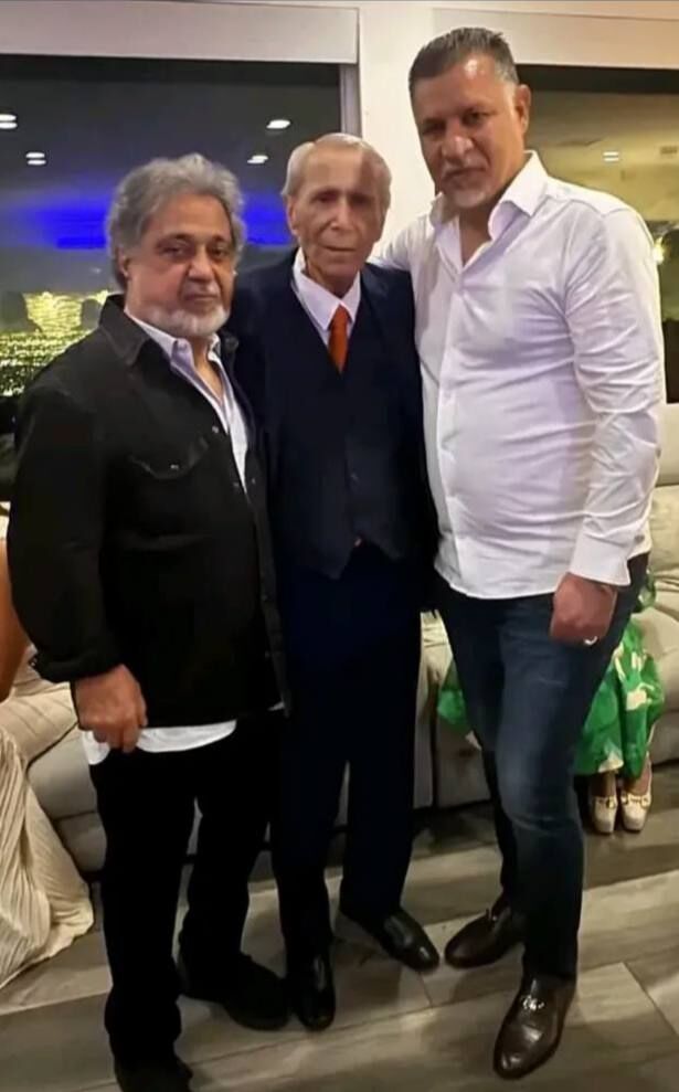 عکس یادگاری علی دایی در کنار خواننده معروف