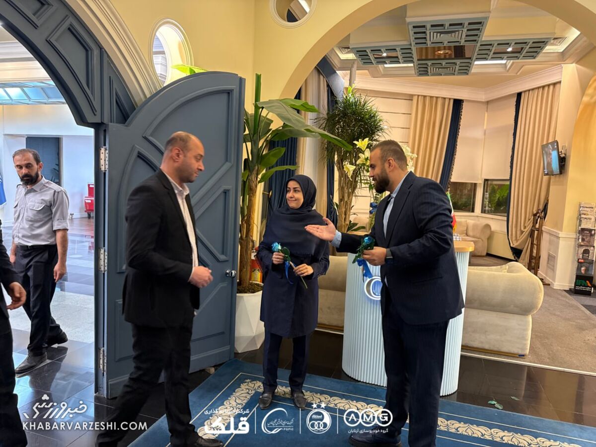 استقبال از حریف آسیایی استقلال با رز آبی +عکس