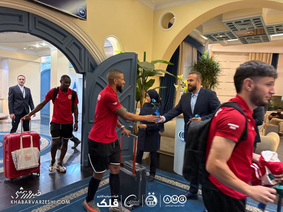 استقبال از حریف آسیایی استقلال با رز آبی +عکس