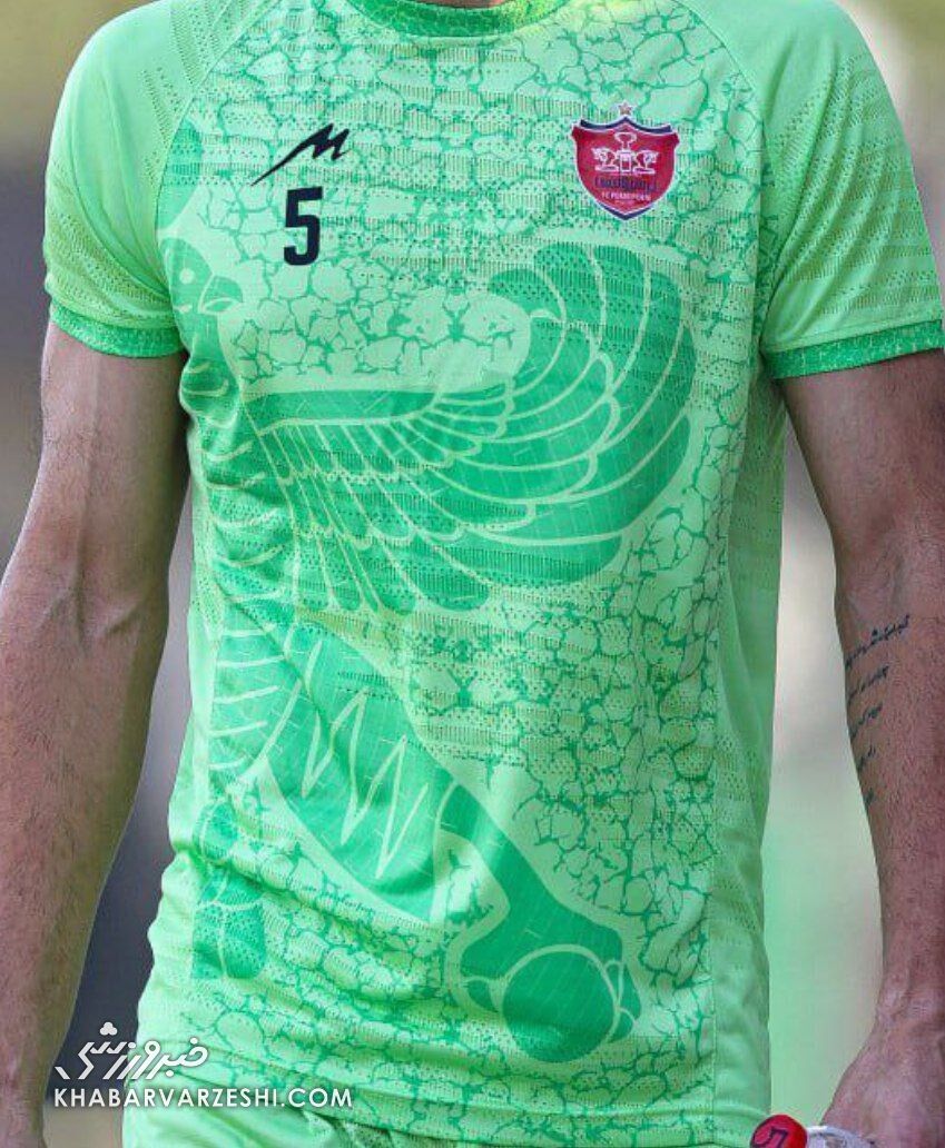 نماد هخامنشی روی کیت تمرینی پرسپولیس