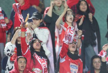 حمله پرسپولیسی‌ها به استقلال؛ صدرنشینی با پنالتی بی‌ارزش است!/ یک سوم گل‌های‌تان را هدیه گرفتید