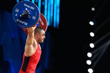 افشاگری قهرمان وزنهبرداری پس از قهرمانی سوم: فدراسیون حتی حقوقم را هم نمیدهد!