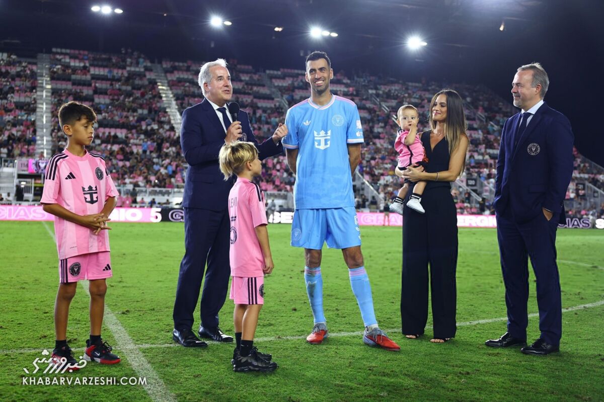 سرخیو بوسکتس در کنار همسر و فرزندانش در ورزشگاه چیس