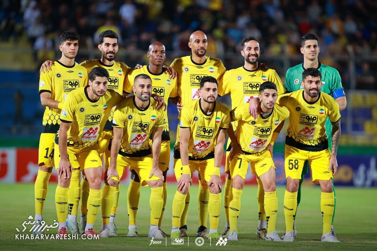 بوسه بر دستان مادر؛ زیباترین عکس هفته فوتبال ایران