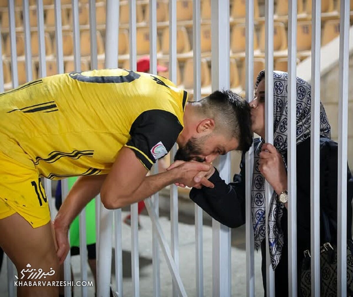 بوسه بر دستان مادر؛ زیباترین عکس هفته فوتبال ایران