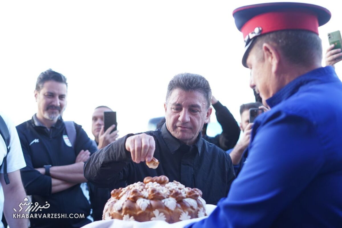 استقبال ویژه روسها از تیم ملی فوتبال ایران/ قلعهنویی دست به کیک شد! +عکس