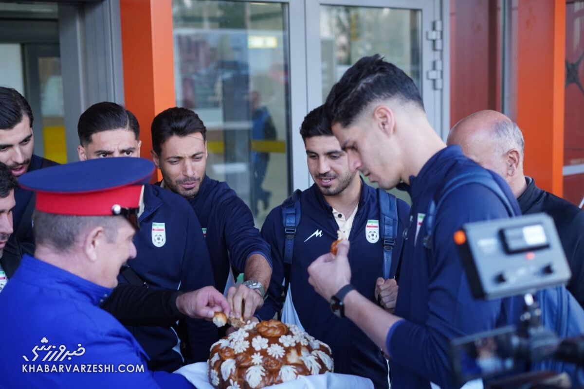 استقبال ویژه روسها از تیم ملی فوتبال ایران/ قلعهنویی دست به کیک شد! +عکس