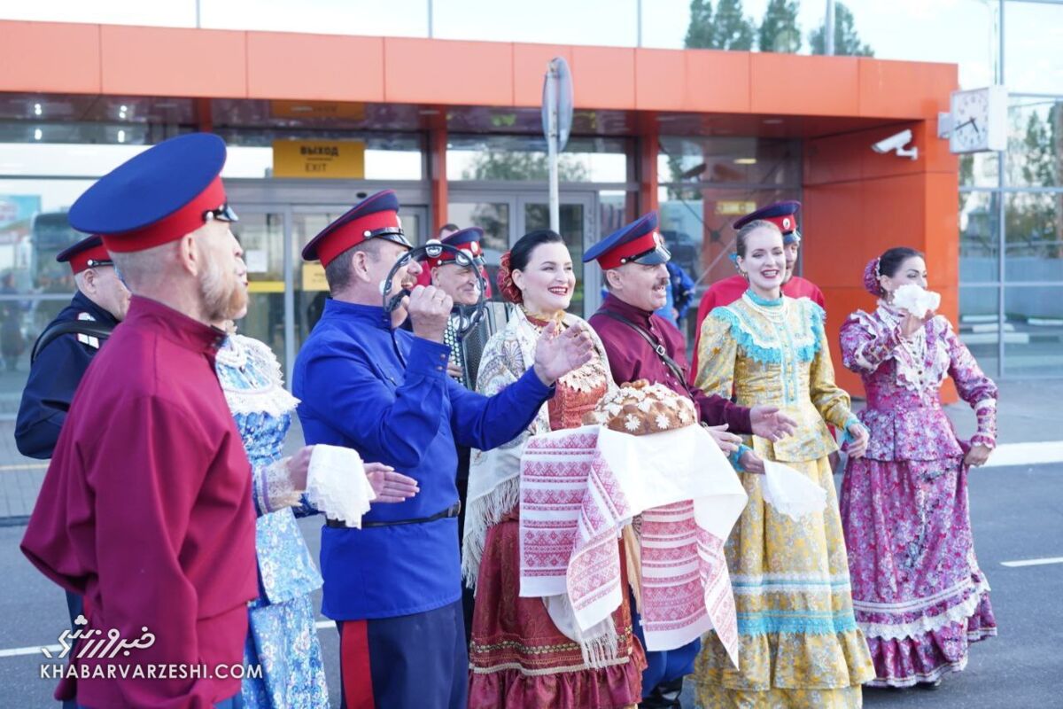 استقبال ویژه روسها از تیم ملی فوتبال ایران/ قلعهنویی دست به کیک شد! +عکس
