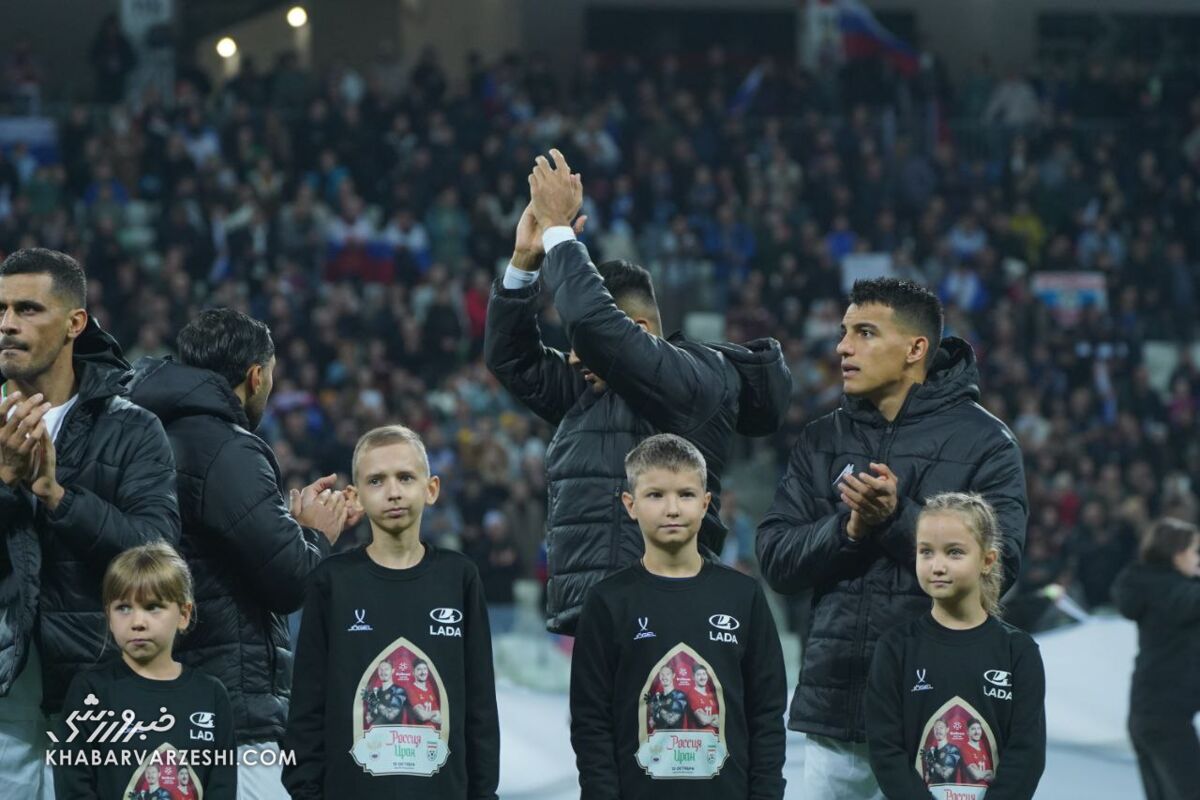 ایران - روسیه در حد جام جهانی!/ نمایش شگفتانگیز با لباسهای غولپیکر +عکس و فیلم