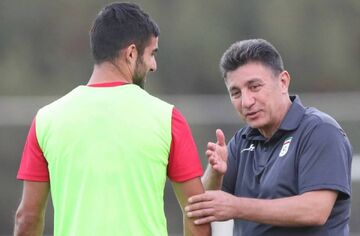 حمله هواداران استقلال به قلعهنویی؛ چرا به هاشمیان کمک میکنید!
