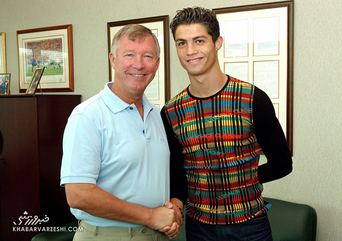 کریستیانو رونالدو در کنار سر الکس فرگوسن هنگام امضای قرارداد با منچستریونایتد در سال 2003