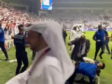 ویدیو| بزن بزن هواداران قطر و امارات وسط زمین!