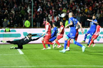 دربی ۱۰۶ تهران فقط با ۸۶۰۰ تماشاگر در اراک!