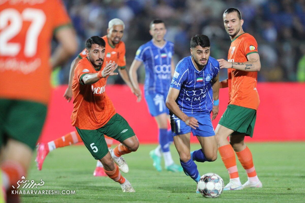 مربی تیم ملی دو بازیکن استقلال را از نزدیک دید مربی تیم ملی دو بازیکن استقلال را از نزدیک دید