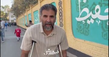 ویدیو| هوادار خیبر با عصا و پای شکسته در ورزشگاه!