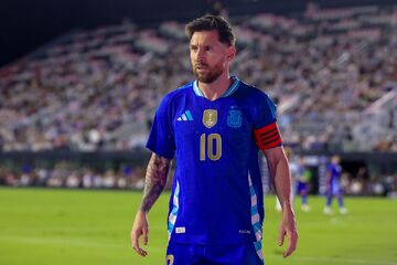 پیام احساسی مسی؛ سرتان را بالا بگیرید! +عکس