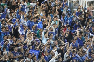 پرچم‌های بزرگ استقلال و شعار هواداران علیه پرسپولیس +عکس