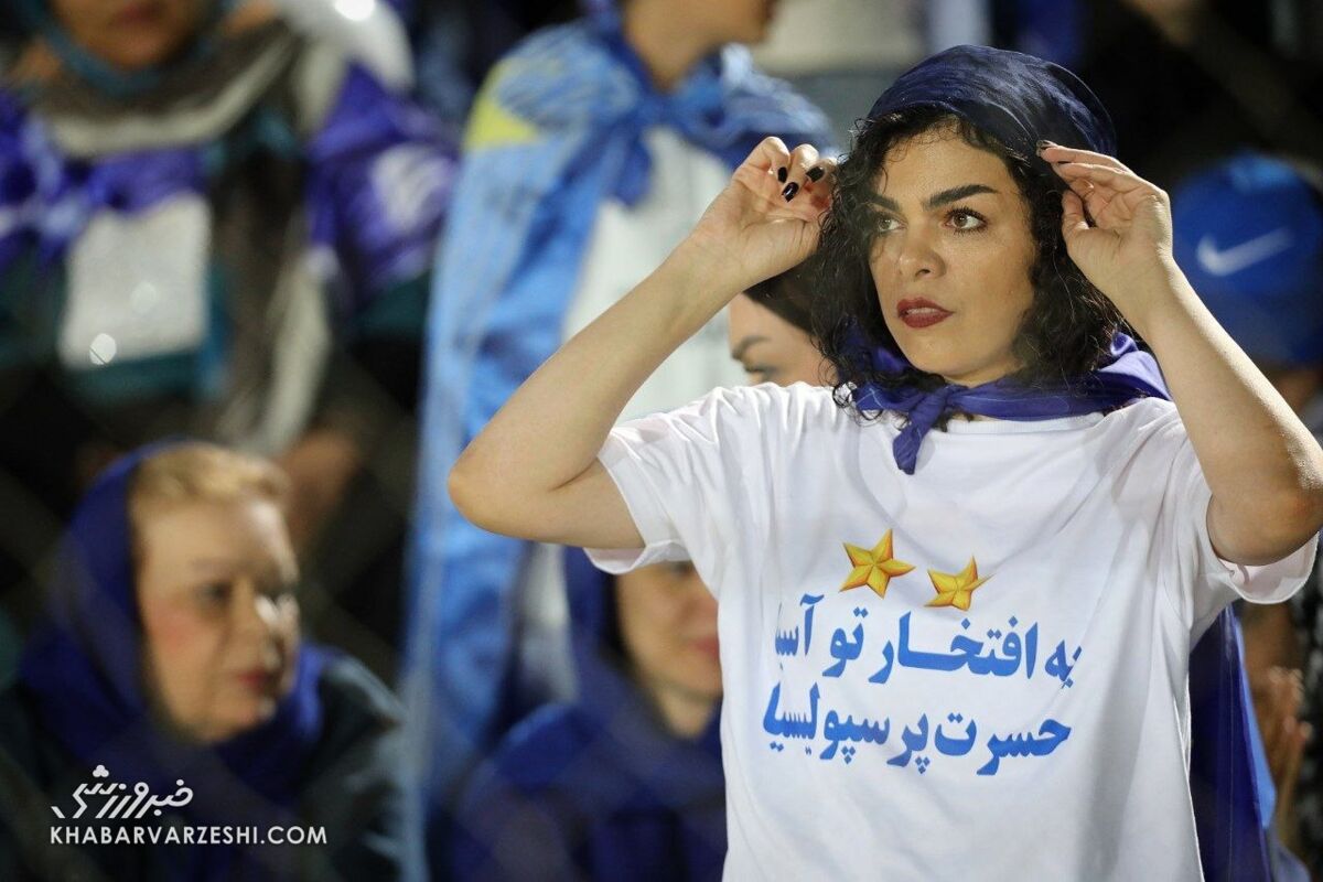 پرچم‌های بزرگ استقلال و شعار هواداران علیه پرسپولیس +عکس