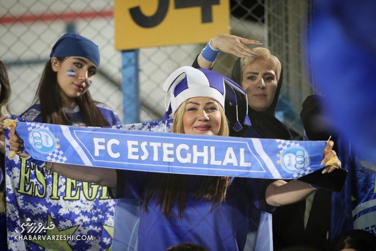 پرچم‌های بزرگ استقلال و شعار هواداران علیه پرسپولیس +عکس