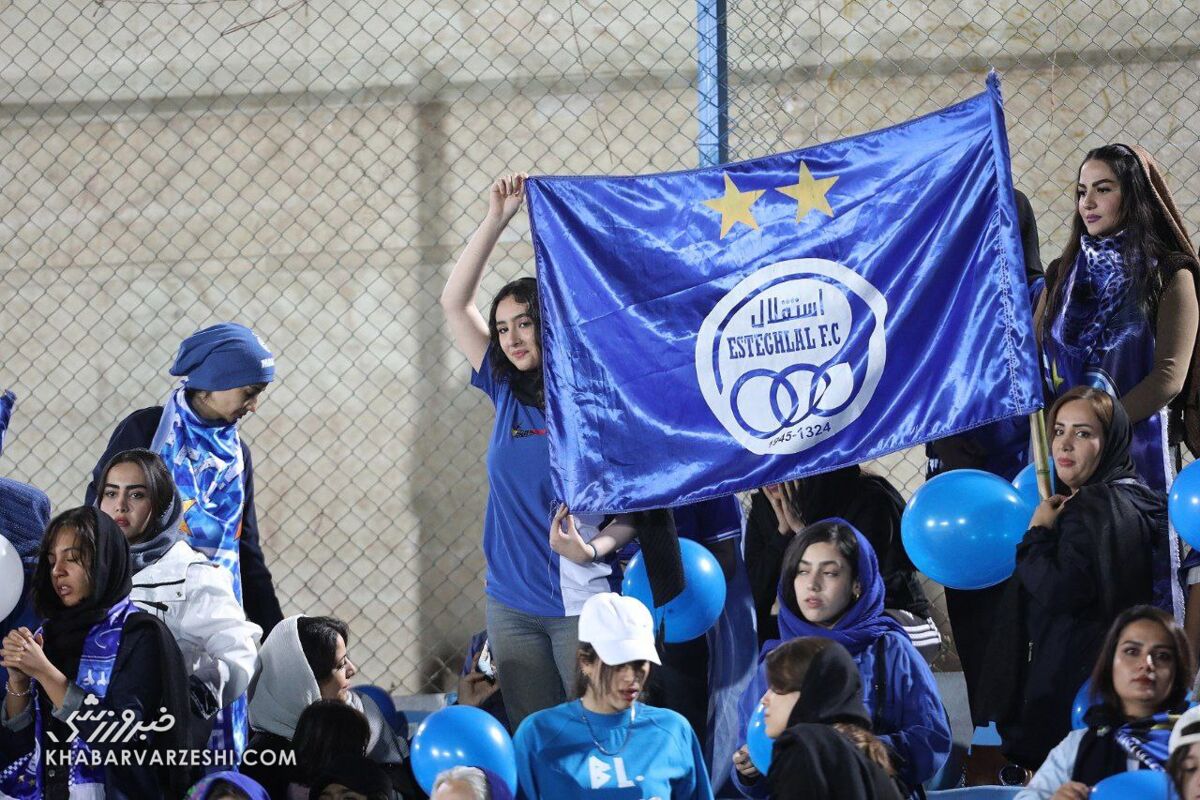 پرچم‌های بزرگ استقلال و شعار هواداران علیه پرسپولیس +عکس