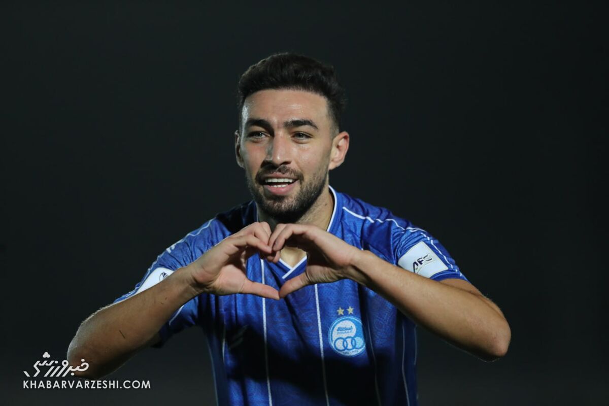 پرچم‌های بزرگ استقلال و شعار هواداران علیه پرسپولیس +عکس