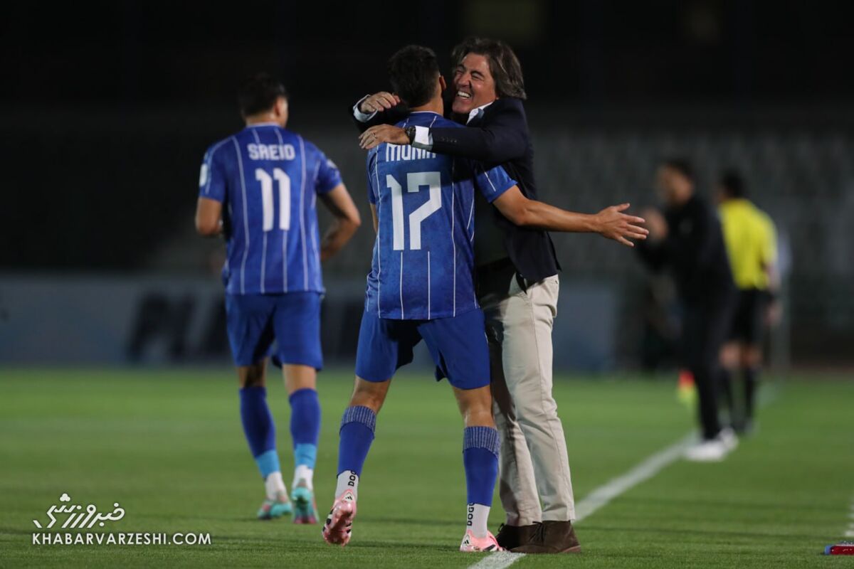 پرچم‌های بزرگ استقلال و شعار هواداران علیه پرسپولیس +عکس