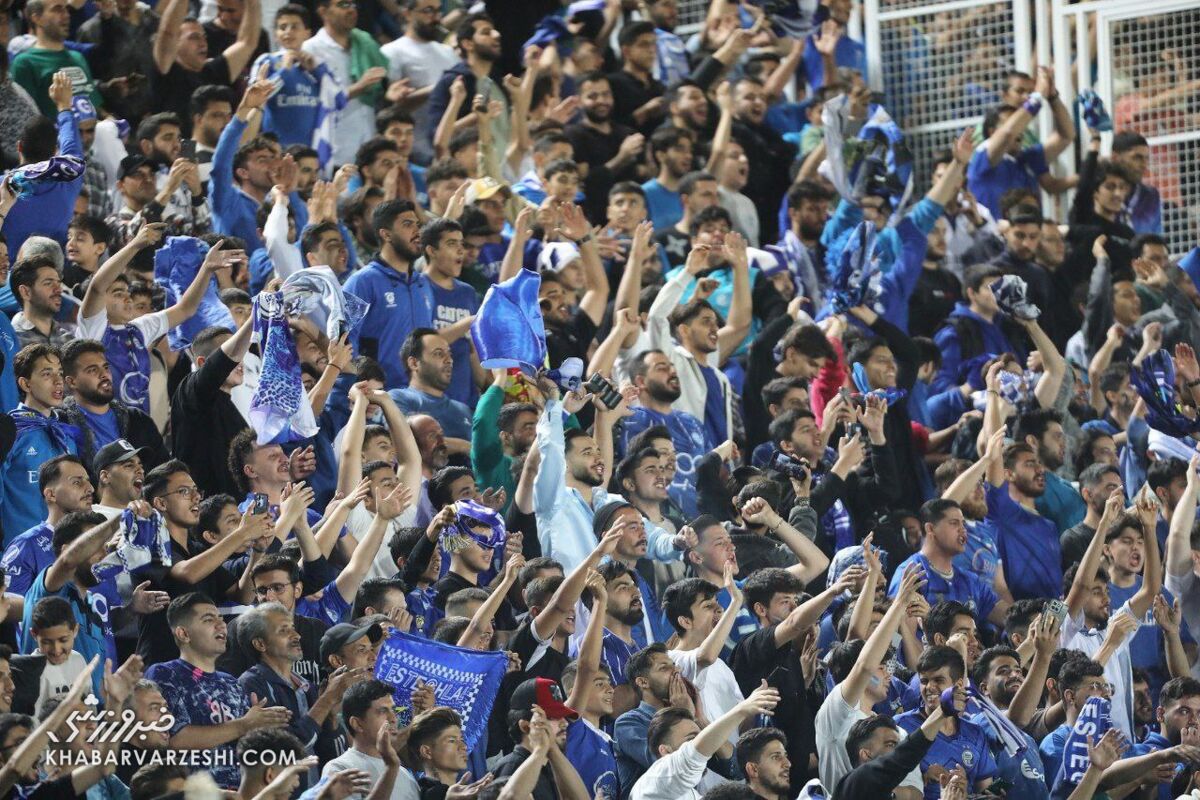 پرچم‌های بزرگ استقلال و شعار هواداران علیه پرسپولیس +عکس