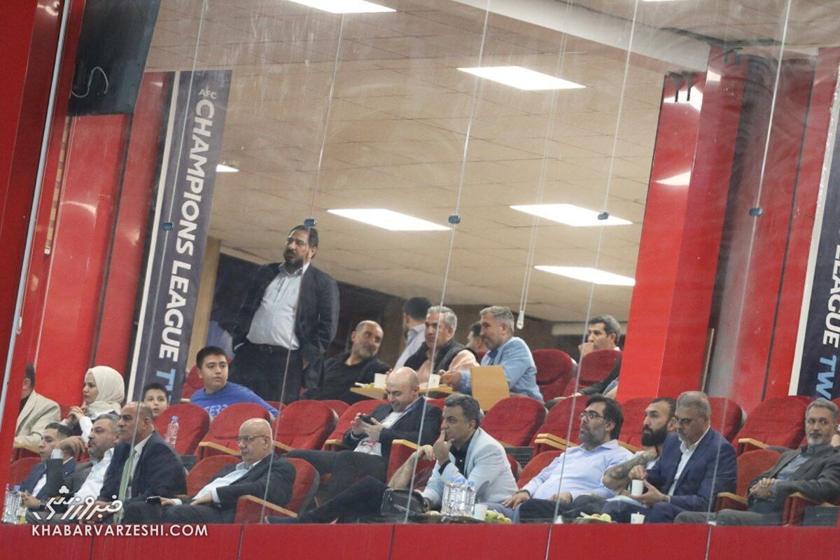 پرچم‌های بزرگ استقلال و شعار هواداران علیه پرسپولیس +عکس