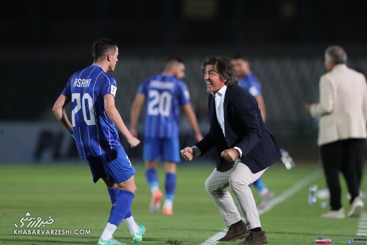 پرچمهای بزرگ استقلال و شعار هواداران علیه پرسپولیس +عکس