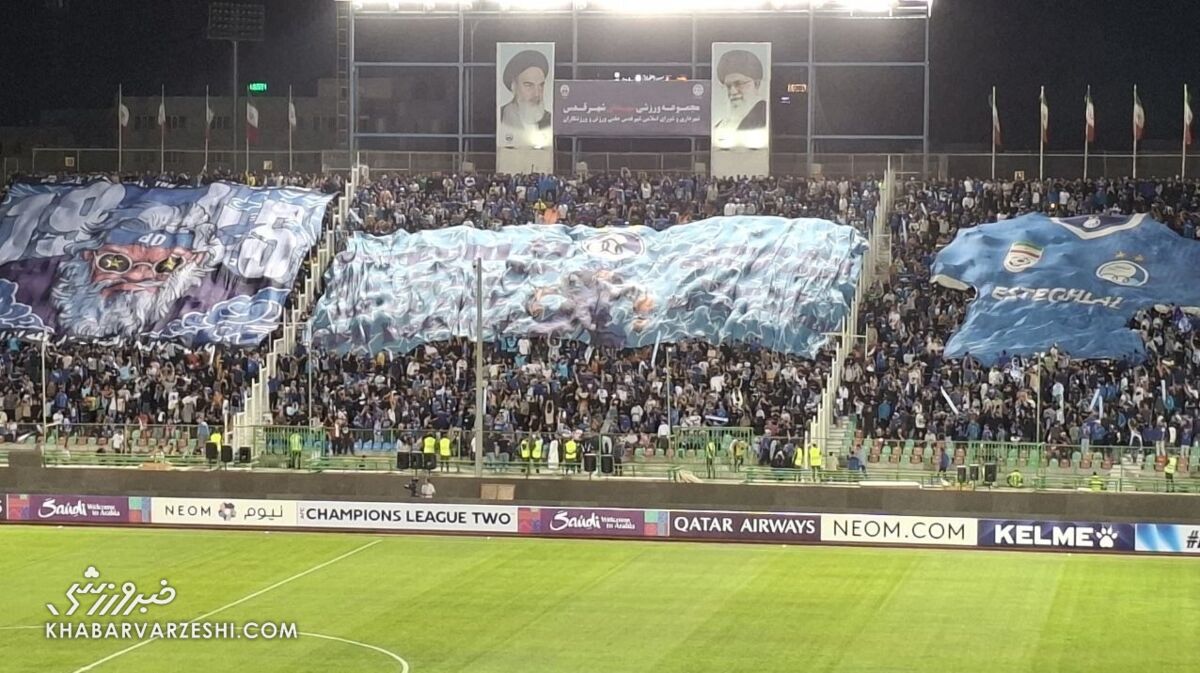 پرچم‌های بزرگ استقلال و شعار هواداران علیه پرسپولیس +عکس