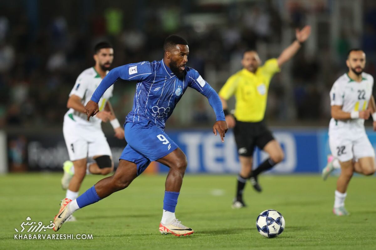 مهاجم استقلال به بازی با خیبر رسید