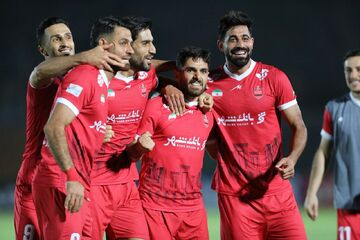 پرسپولیس ۲ - ذوب‌آهن ۰/ گودبای پارتی سرخ‌ها؛ وحید از هلیکوپتر طناب نجات انداخت؟/ پیروزی ذوب کننده با آتش عمری و علیپور