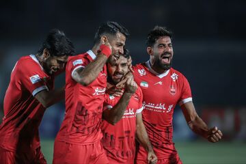 ویدیو| گل اول پرسپولیس به ذوب‌آهن با شلیک تماشایی عمری/ پرسپولیس ۱ - ذوب‌آهن ۰