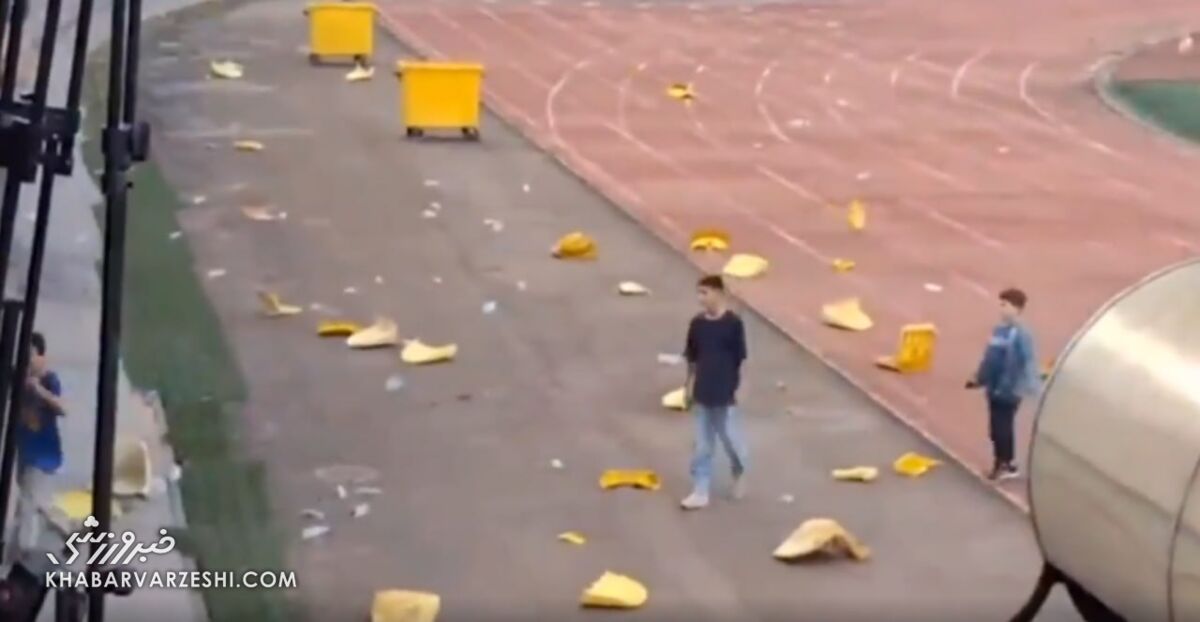 ویدیو| اتفاق عجیب در رشت؛ توقف بازی به دلیل هجوم تماشاگران به زمین