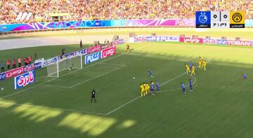 ویدیو| گل آسانی، شادی رونالدویی رو به هواداران فجر و پرتاب بطری!