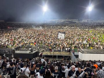 ویدیو| پایان انتظار پس از ۵ نسل؛ جنون هواداران پس صعود به دسته بالاتر!