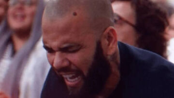 ویدیو| وضعیت دنی آلوس پس از آزادی؛ اجرای سرود و مراسم مذهبی!