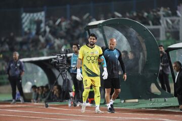 ویدیو| بازیکن استقلال لنگان لنگان از ورزشگاه بیرون رفت!