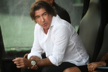 هدیه سرمربی استقلال به سرمربی استقلال!/ واکنش اسطوره تیم ملی به دیدن ساپینتو! +عکس