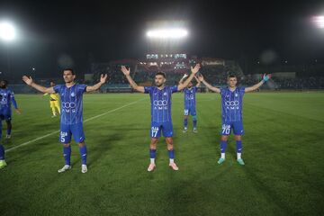 شعار استقلالی‌ها علیه یک نفر و تشویق سه بازیکن کلیدی/ واکنش ساپینتو به کیفیت زمین و پیمان آبی‌پوشان