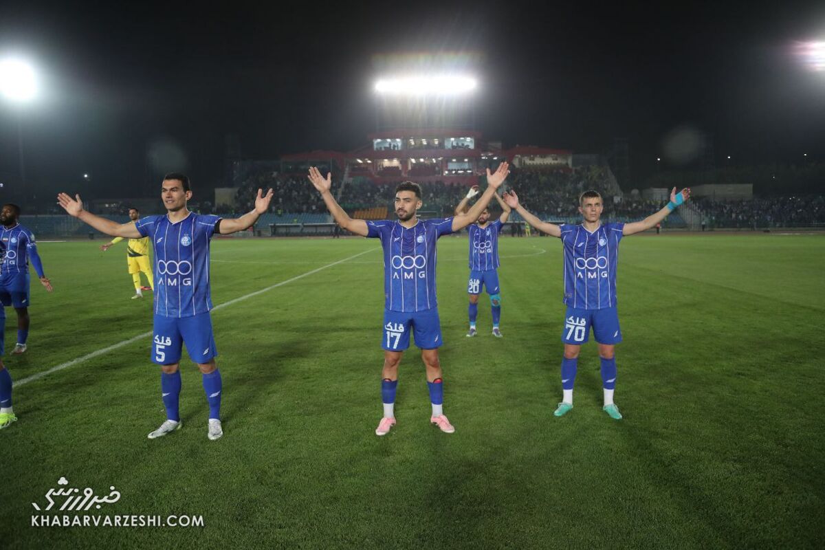 شعار استقلالی‌ها علیه یک نفر و تشویق سه بازیکن کلیدی/ واکنش ساپینتو به کیفیت زمین و پیمان آبی‌پوشان