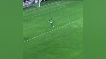 ویدیو| گل عجیب و غریب دروازه‌بان/ همه بازیکنان غافل‌گیر شدند؛ فرار از شکست با حرکت غیرقابل پیش‌بینی