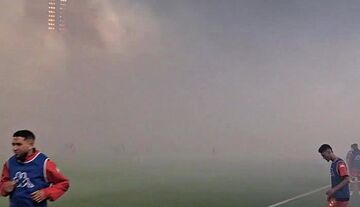 ویدیو| آتش بازی باورنکردنی دید بازیکنان را مختل کرد!