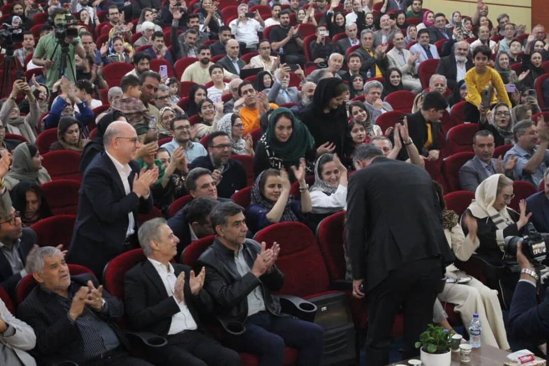 فروش پیراهن و کفش علی دایی به مبلغ ۸ میلیارد و ۵۰۰ میلیون تومان برای کار خیر +عکس و ویدیو